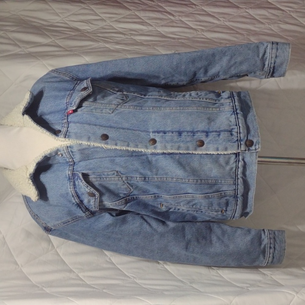 Ladies Levi's denim Sherpa lined truckers jacket, sz Small